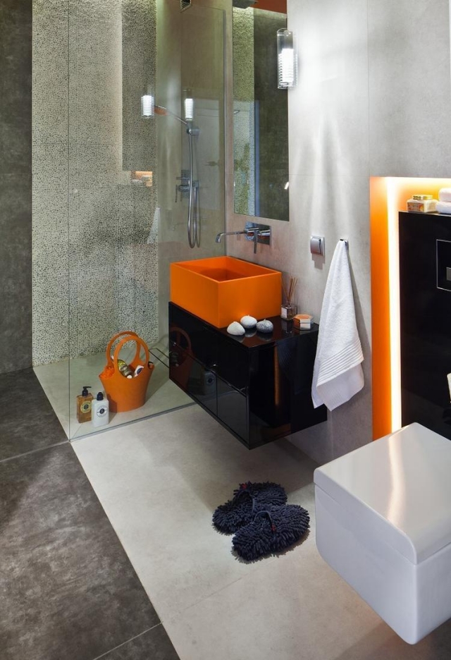 idées-pour-petite-salle-de-bain-evier-orange-noir-placard-rangement