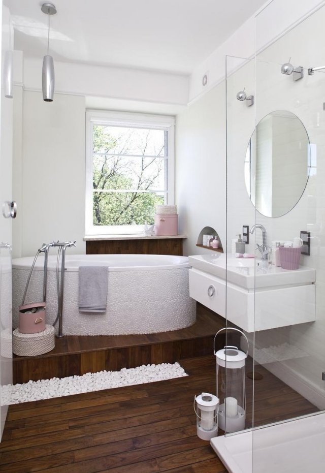 idées-pour-petite-salle-de-bain-sol-bois-baignoire-blanche-miroir-rond