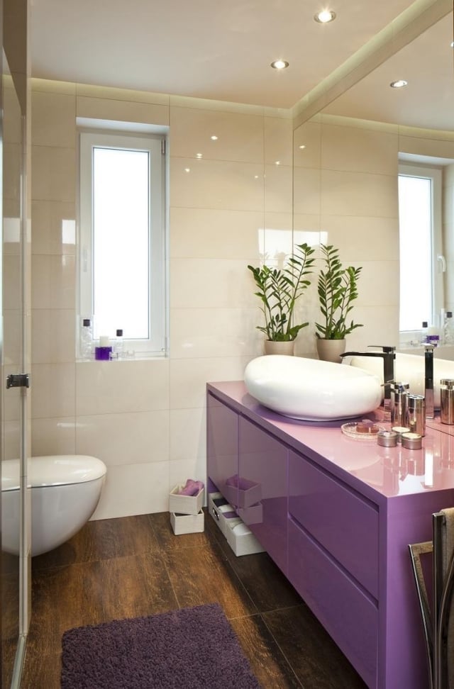 idées pour petite salle de bain violet-sol-bois-évier-porcelaine