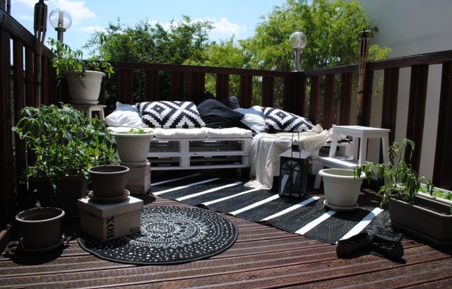 aménagement de terrasse idée-originale-palettes-bois-tapis-noir-blanc
