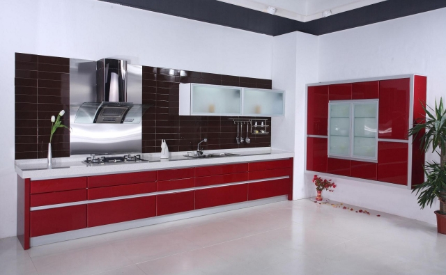 meuble-cuisine-idée-originale-dosseret-marron-armoires-blancs-rouges