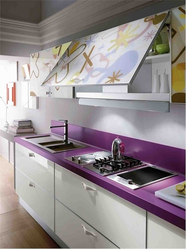 meuble-cuisine-idée-originale-évier-four-surface-violet