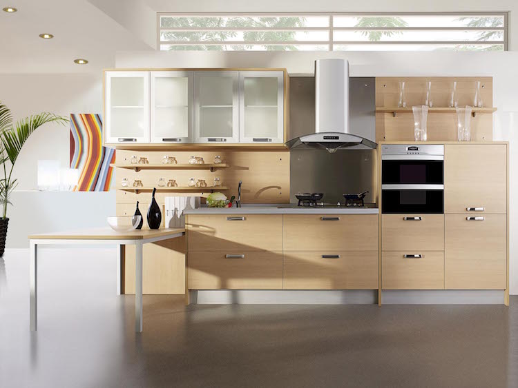 meuble-cuisine-moderne-finition-bois-clair-armoires-hautes-vitrées