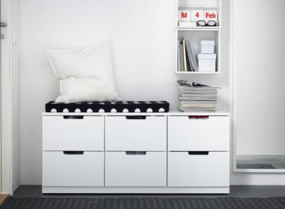 meuble-entrée-maison-blanc-tiroirs-rangement-banc-étagères