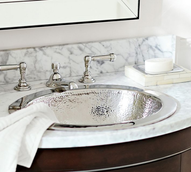 meuble-salle-de-bain-lavabo-ovale-effet-miroir-robinet