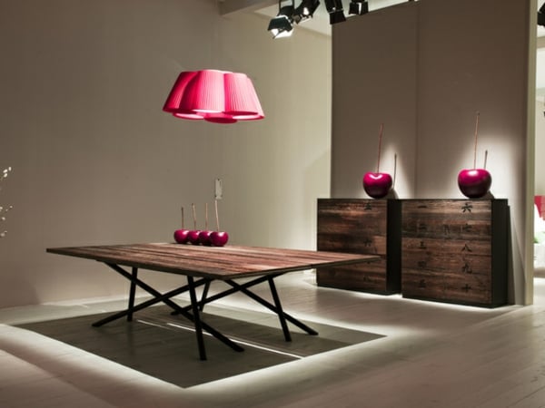 meubles-salle-manger-idées-aménagement-mobilier-bois-table-grande-armoire-accents-couleur-griotte