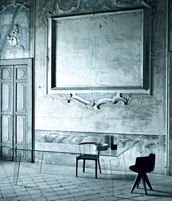 meubles-salle-manger-idées-aménagement-murs-gris-table-verre-chaises-noires