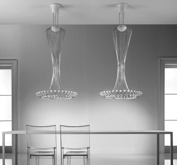 meubles-salle-manger-idées-aménagement-suspensions-cristal-table-chaises-transparentes