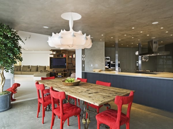 meubles-salle-manger-idées-aménagement-table-bois-métal-chaises-tapissées-couleur-corail meubles salle à manger
