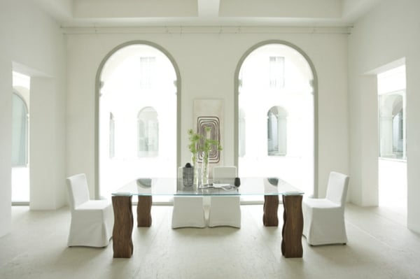 meubles-salle-manger-idées-aménagement-table-moderne-verre-bois-chaises-blanches-tapissées