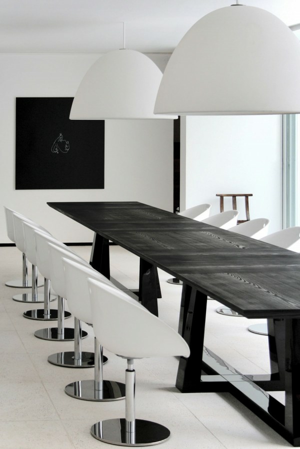 meubles-salle-manger-idées-aménagement-table-rectangulaire-bois-chaises-blanches-modernes