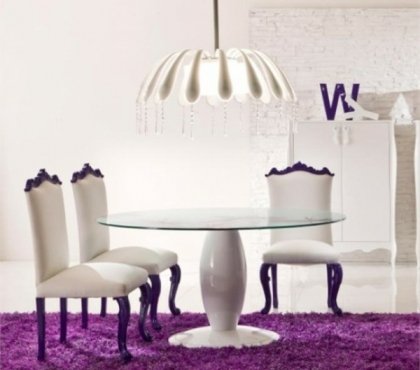 meubles-salle-manger-idées-aménagement-tapis-lilas-table-blanche-chaises-pieds-lilas