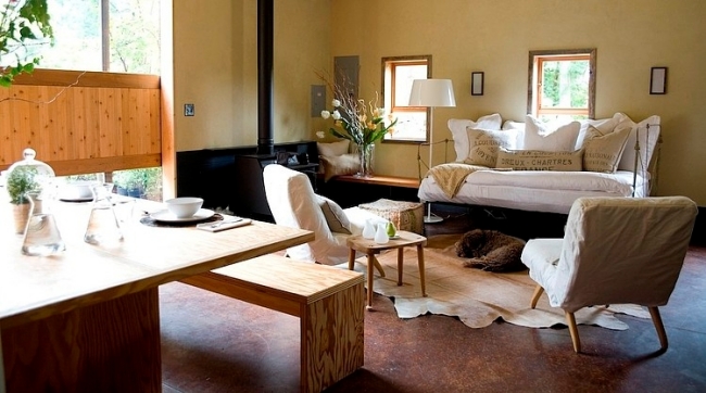 meubles-salon-décoration-originale-tables-bois-canapé-coussins-fauteuils