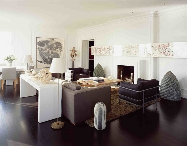 meubles-salon-décoration-originale-tapis-brun-canapé-gris-fauteuils-noirs-lampe-pied