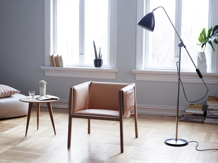 meubles scandinaves -fauteuil-cuir-marron-clair-piétement-bois