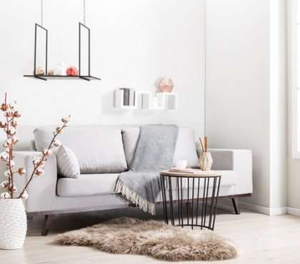 meubles scandinaves -salon-table-basse-ronde-bois-métal-canapé-droit-gris-perle