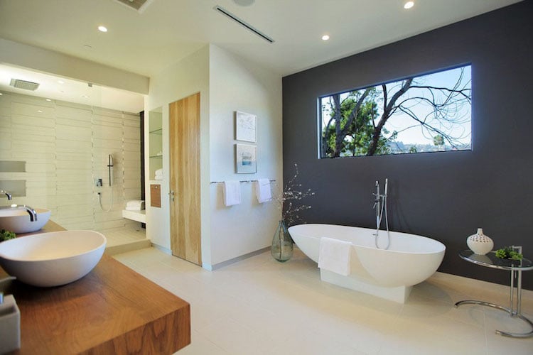 modèle-salle-bain-baignoire-îlot-ovale-plan-vasque-bois-mur-graphite