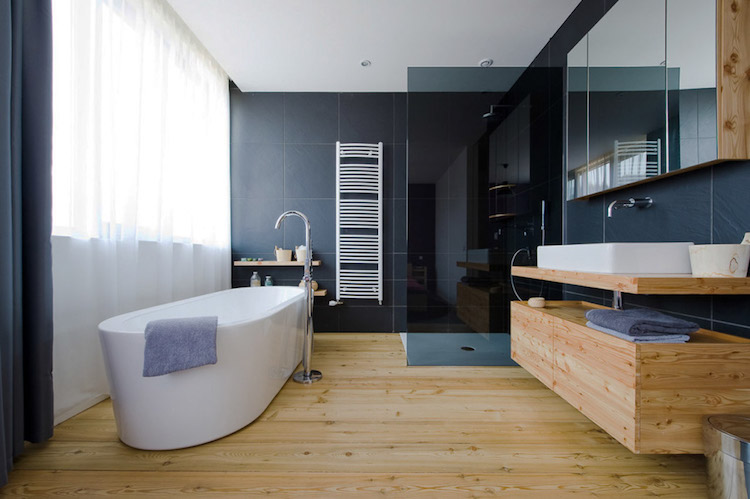 modèle-salle-bain-moderne-luxueux-revêtement-sol-meubles-bois-massif