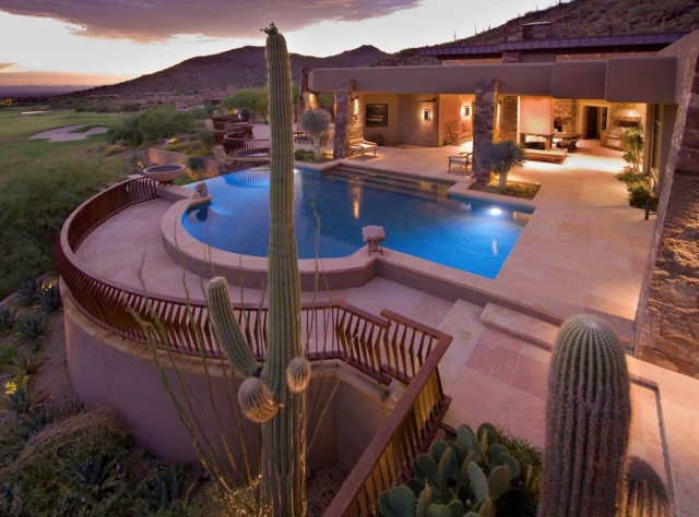 moderne-piscine-enterrée-cactus-vue-montagne-forme-arrondie