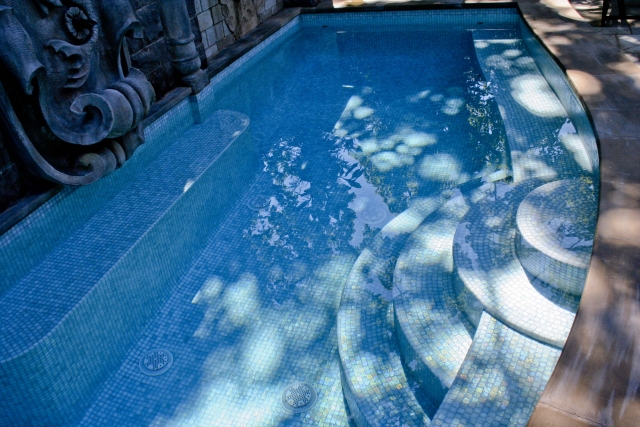 moderne-piscine-enterrée-marches-mosaïques