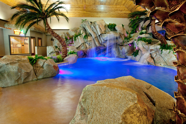 moderne-piscine-enterrée-pierres-cascade-palmiers