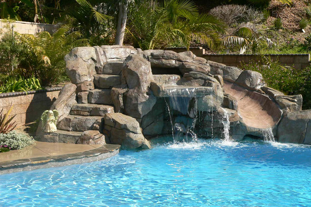 moderne-piscine-enterrée-pierres-palmiers-jardin