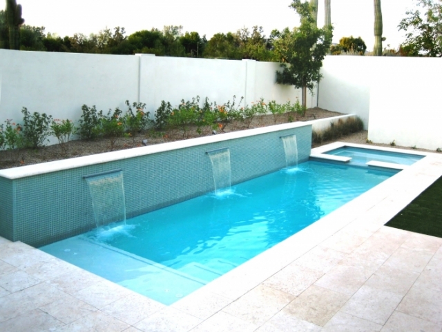 moderne-piscine-enterrée-rectangulaire-cascade