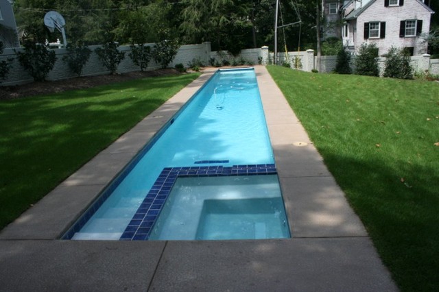 moderne-piscine-enterrée-rectangulaire-couloir-petite-piscine