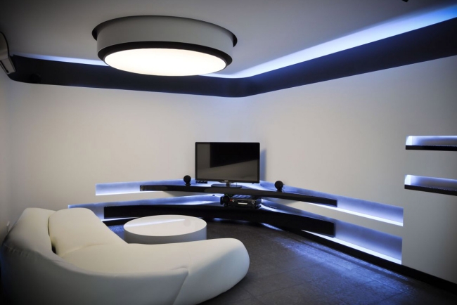 moderne-éclairage-indirect-led-couleur-bleu-plafond-salon