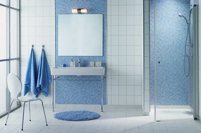 mosaïque murale salle-bain-bleu-carreaux-blancs