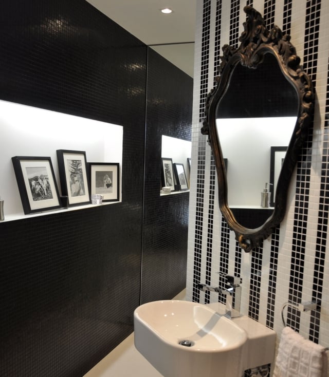 mosaïque salle de bain noir-blanc-miroir-baroque