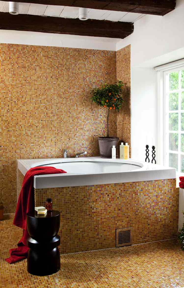 mosaïque-salle-de-bain-orange-beige-élégante-tablier-baignoire