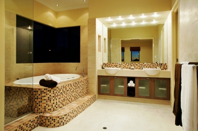 mosaïque-baignoire-miroir-couleurs-terreuses-chaudes