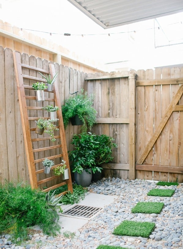 pas-japonais-jardin-carreaux-pelouse-artificielle