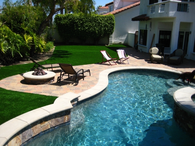 pelouse synthétique piscine extérieure-foyer-rond