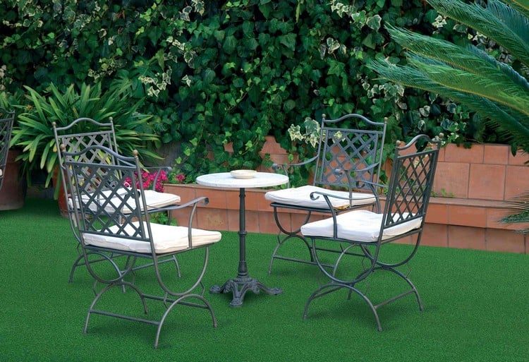 pelouse-synthétique-table-ronde-mobilier-métal