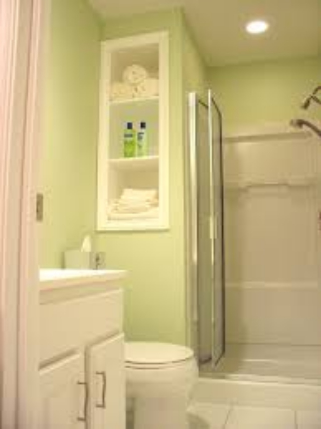 petite-salle-de-bain-blanc-vert-menthe-armoire-étagères-rangement