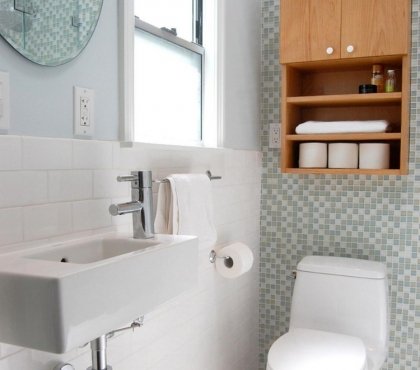 petite salle de bain -carrelage-metro-blanc-peinture-bleu-pastel-miroir-rond-armoire-bois