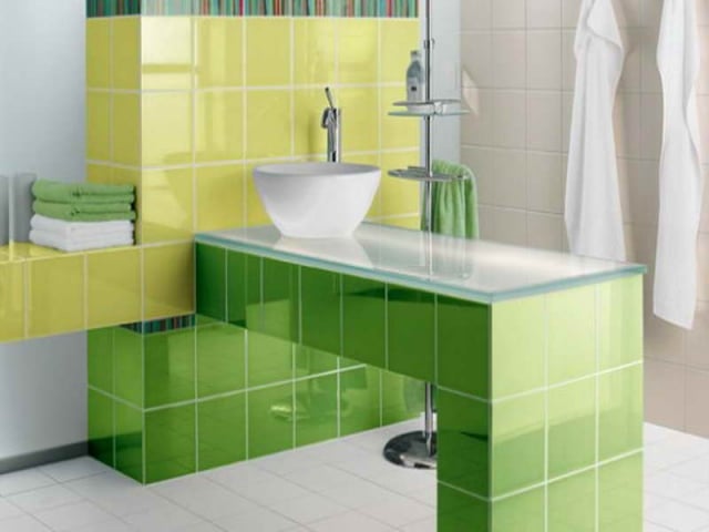 petite-salle-de-bain-couleur-jaune-verte