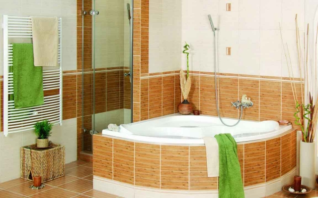 petite salle de bain couleur-marron-baignoire-angle