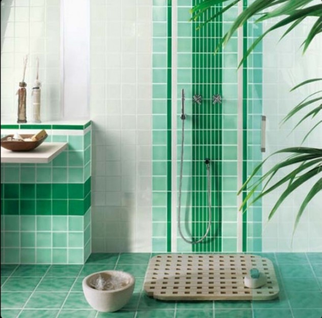 petite-salle-de-bain-couleur-verte-douche-italienne-caillebotis