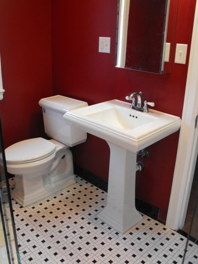 petite-salle-de-bain-mur-rouge-contraste-lavabo-porcelaine-blanche