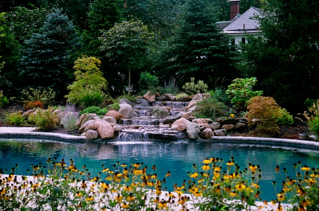 piscine enterrée jardin-cascade-pierres-nature