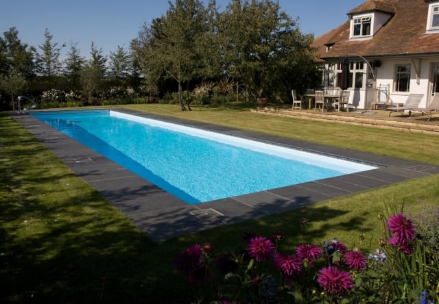 piscine-enterrée-jardin-classique-rectangulaire
