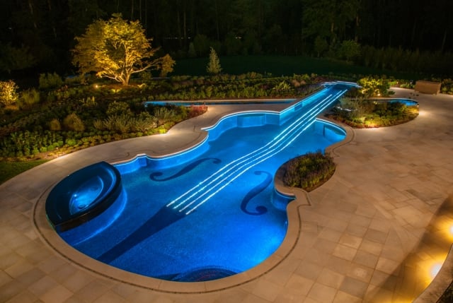 piscine enterrée jardin guitar-carreaux