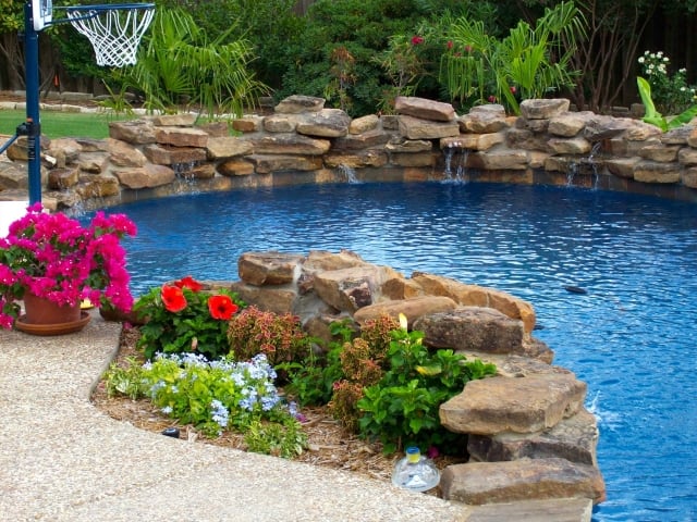 piscine-enterrée-pierre-cascade-belles-fleurs