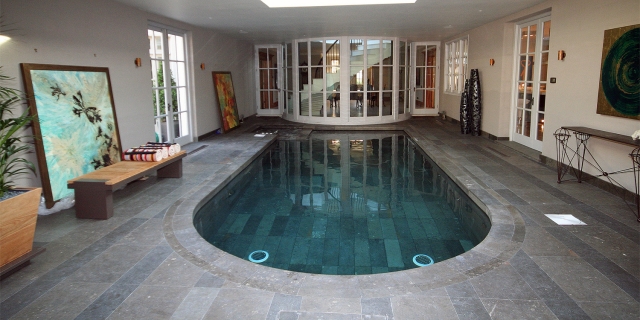 piscine-enterrée-interieur-revêtement-pierre-bancs