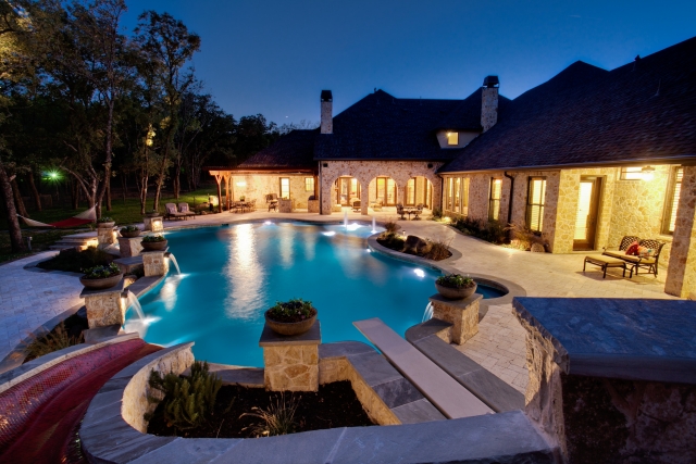 piscine-enterrée-jardin-beau-luminaire-plante-cascade