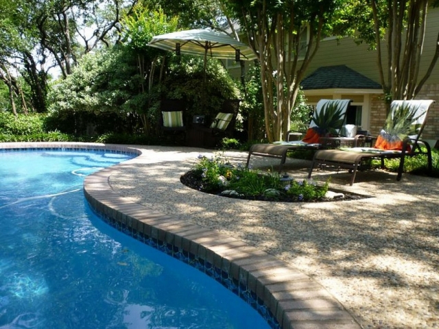 piscine-enterrée-jardin-chaises-longues-parasol