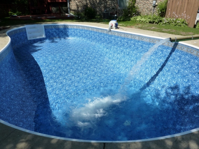 piscine-enterrée-jardin-couleur-bleue-forme-rein